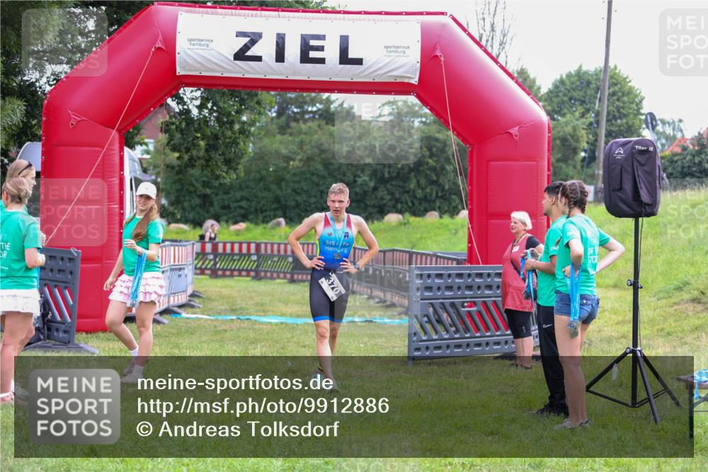 21.06.2026 - 29. Vierlanden-Triathlon Andreas Tolksdorf http://msf.ph/oto/9912886 21.06.2026 10:54:25 Ziel  meine-sportfotos.de