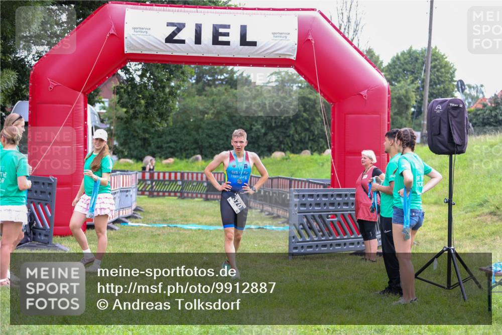 21.06.2026 - 29. Vierlanden-Triathlon Andreas Tolksdorf http://msf.ph/oto/9912887 21.06.2026 10:54:25 Ziel  meine-sportfotos.de