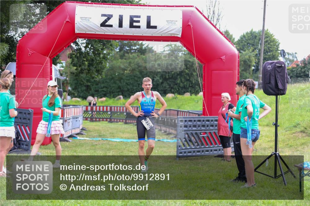 21.06.2026 - 29. Vierlanden-Triathlon Andreas Tolksdorf http://msf.ph/oto/9912891 21.06.2026 10:54:25 Ziel  meine-sportfotos.de