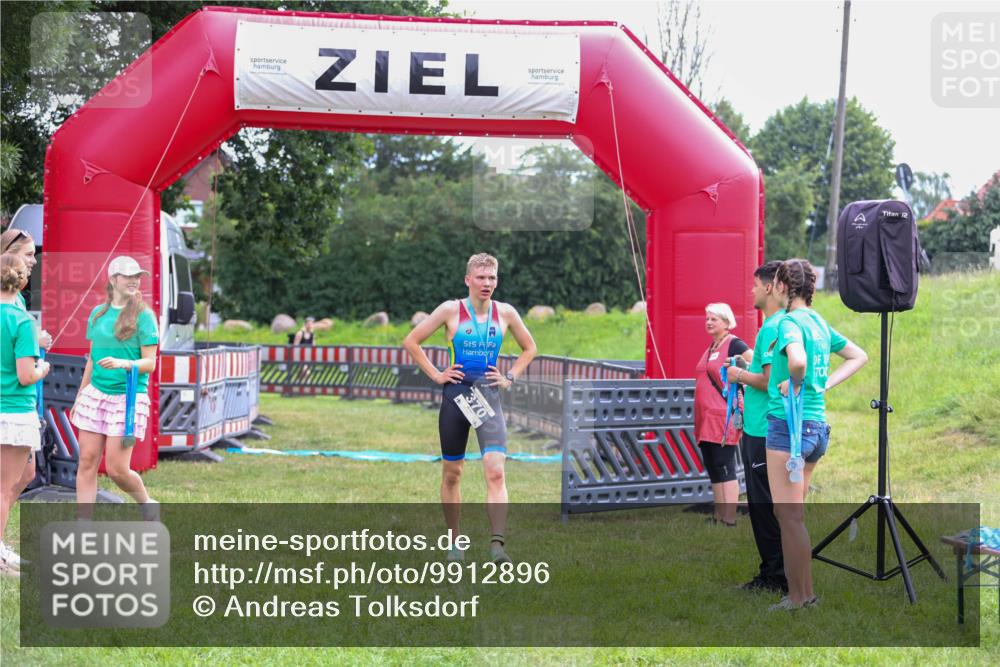 21.06.2026 - 29. Vierlanden-Triathlon Andreas Tolksdorf http://msf.ph/oto/9912896 21.06.2026 10:54:25 Ziel  meine-sportfotos.de