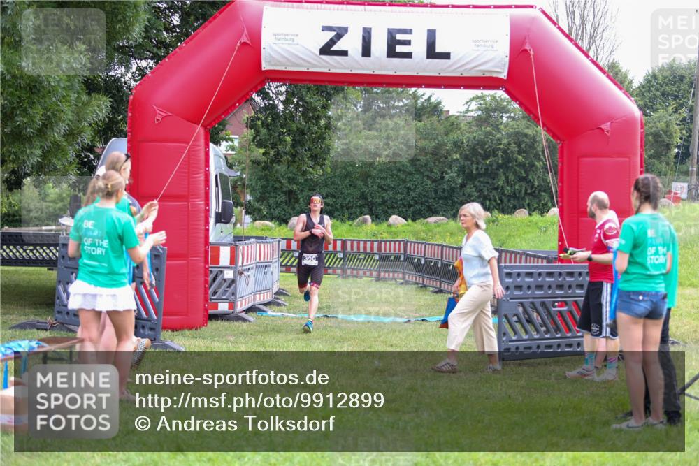 21.06.2026 - 29. Vierlanden-Triathlon Andreas Tolksdorf http://msf.ph/oto/9912899 21.06.2026 10:55:26 Ziel  meine-sportfotos.de
