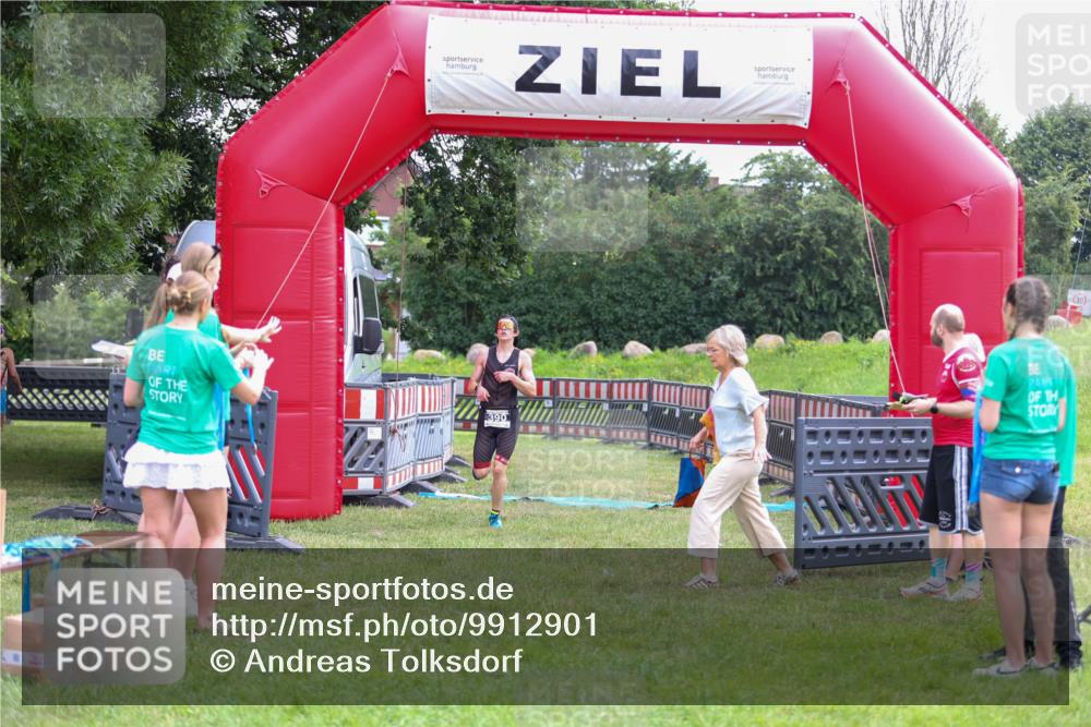 21.06.2026 - 29. Vierlanden-Triathlon Andreas Tolksdorf http://msf.ph/oto/9912901 21.06.2026 10:55:26 Ziel  meine-sportfotos.de