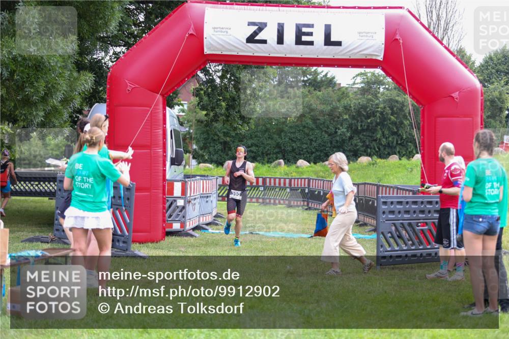21.06.2026 - 29. Vierlanden-Triathlon Andreas Tolksdorf http://msf.ph/oto/9912902 21.06.2026 10:55:26 Ziel  meine-sportfotos.de