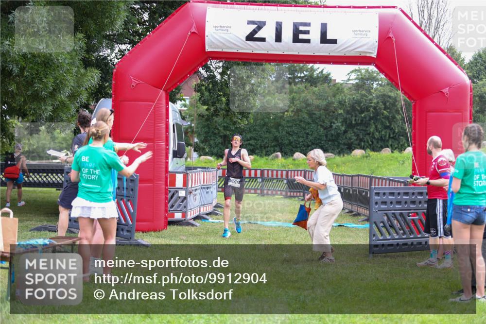 21.06.2026 - 29. Vierlanden-Triathlon Andreas Tolksdorf http://msf.ph/oto/9912904 21.06.2026 10:55:26 Ziel  meine-sportfotos.de