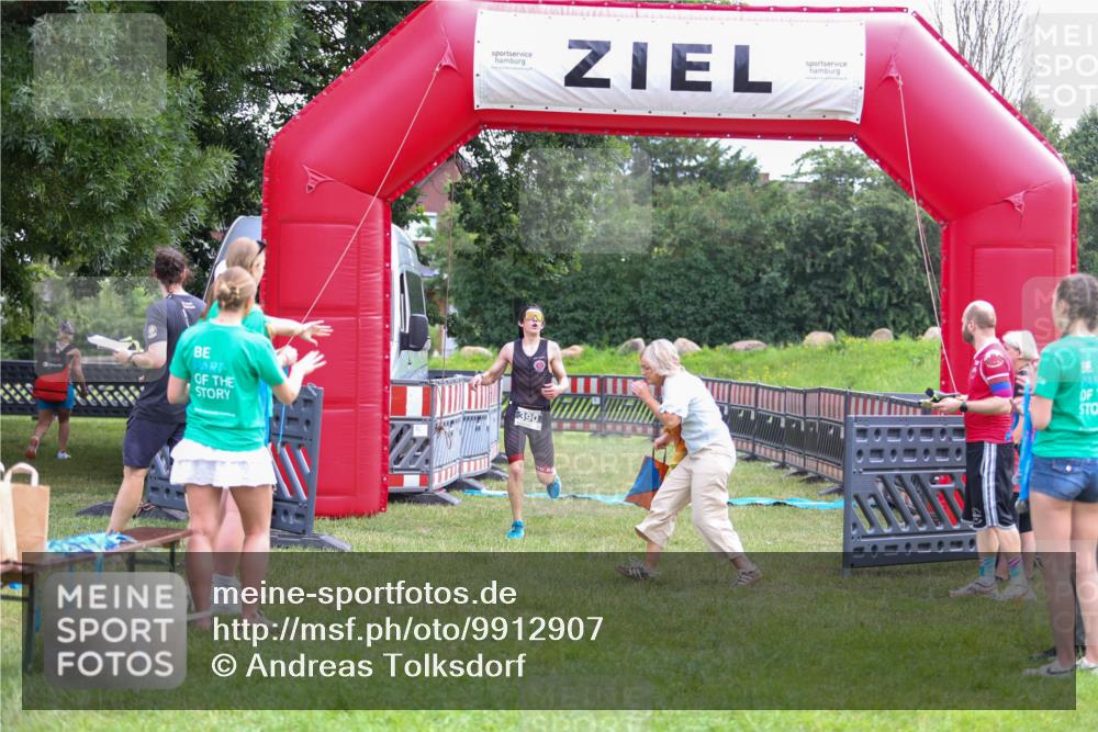 21.06.2026 - 29. Vierlanden-Triathlon Andreas Tolksdorf http://msf.ph/oto/9912907 21.06.2026 10:55:26 Ziel  meine-sportfotos.de