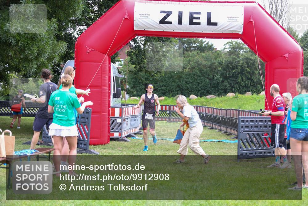 21.06.2026 - 29. Vierlanden-Triathlon Andreas Tolksdorf http://msf.ph/oto/9912908 21.06.2026 10:55:26 Ziel  meine-sportfotos.de