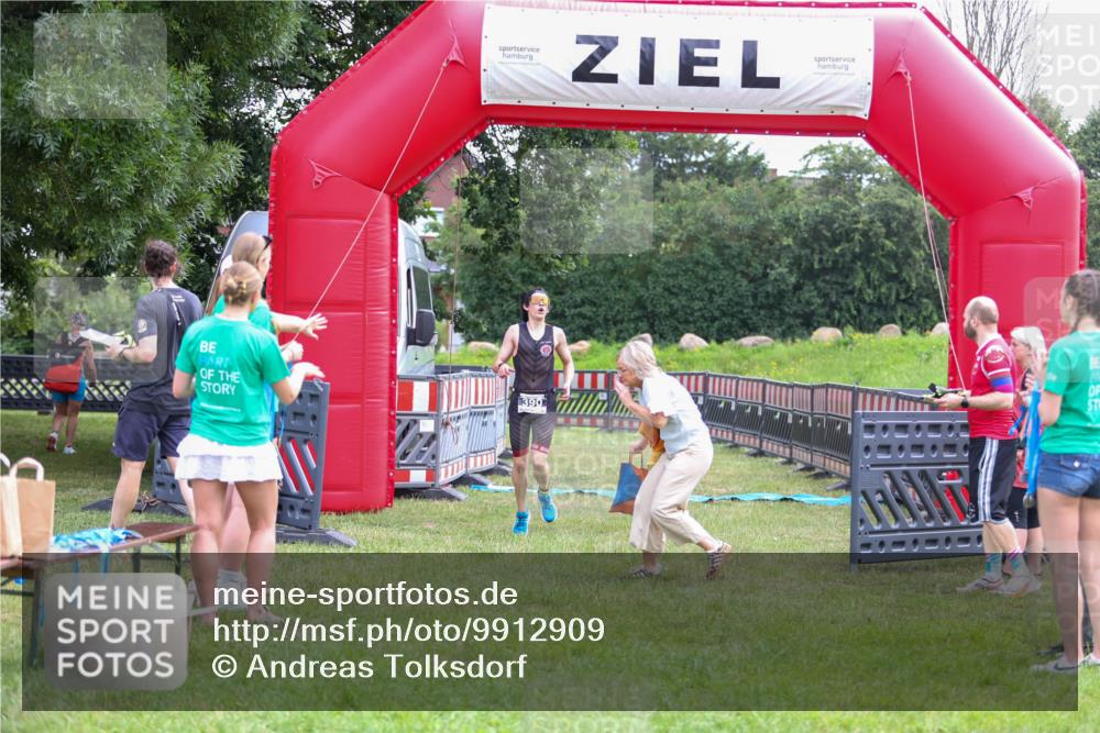 21.06.2026 - 29. Vierlanden-Triathlon Andreas Tolksdorf http://msf.ph/oto/9912909 21.06.2026 10:55:26 Ziel  meine-sportfotos.de