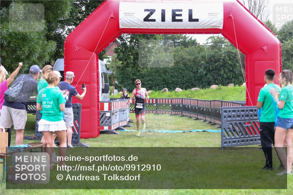 21.06.2026 - 29. Vierlanden-Triathlon Andreas Tolksdorf http://msf.ph/oto/9912910 21.06.2026 10:55:40 Ziel  meine-sportfotos.de