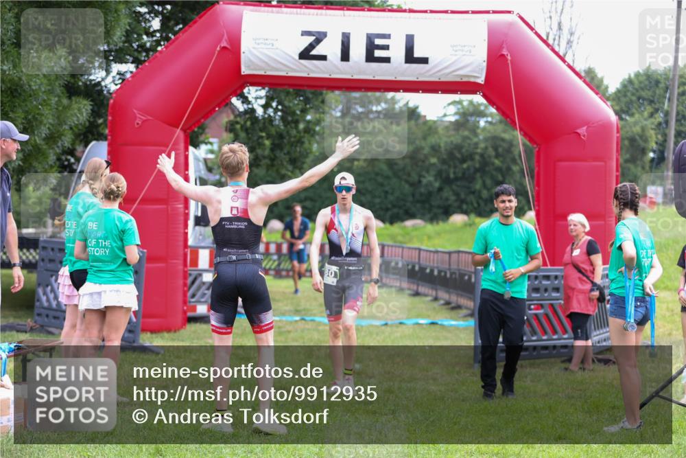 21.06.2026 - 29. Vierlanden-Triathlon Andreas Tolksdorf http://msf.ph/oto/9912935 21.06.2026 10:55:51 Ziel 339 meine-sportfotos.de