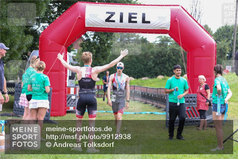 21.06.2026 - 29. Vierlanden-Triathlon Andreas Tolksdorf http://msf.ph/oto/9912938 21.06.2026 10:55:51 Ziel 339 meine-sportfotos.de