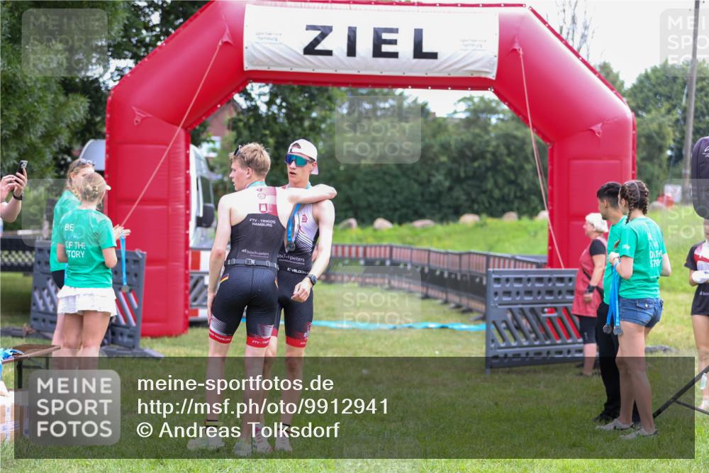 21.06.2026 - 29. Vierlanden-Triathlon Andreas Tolksdorf http://msf.ph/oto/9912941 21.06.2026 10:55:56 Ziel 210, 339 meine-sportfotos.de