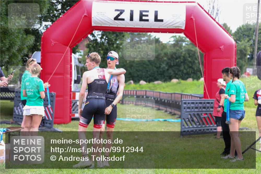 21.06.2026 - 29. Vierlanden-Triathlon Andreas Tolksdorf http://msf.ph/oto/9912944 21.06.2026 10:55:56 Ziel 210, 339 meine-sportfotos.de