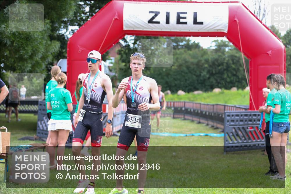 21.06.2026 - 29. Vierlanden-Triathlon Andreas Tolksdorf http://msf.ph/oto/9912946 21.06.2026 10:55:58 Ziel 210, 339 meine-sportfotos.de