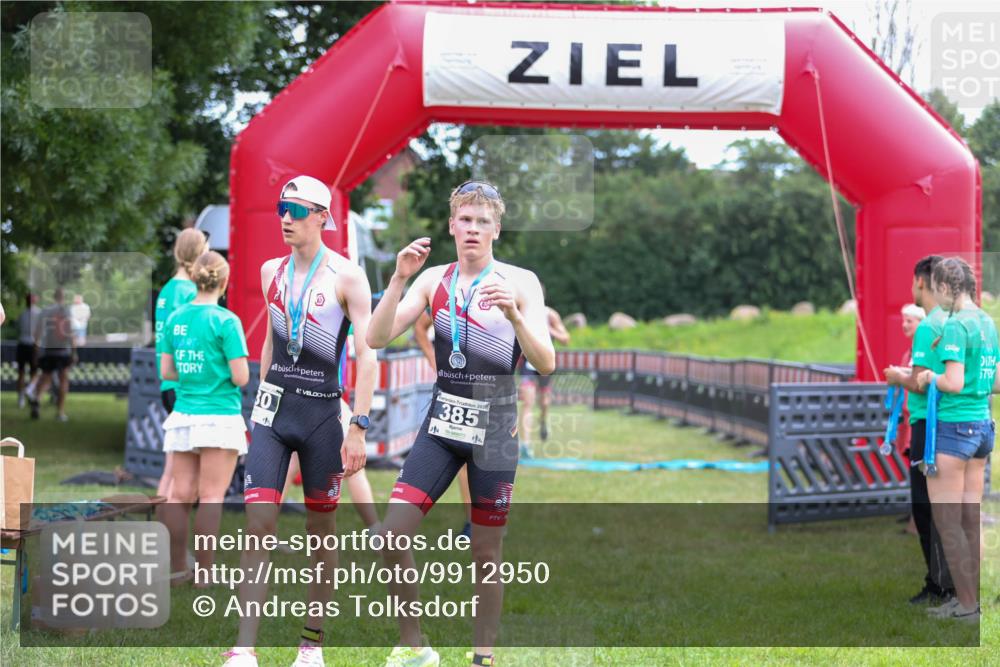 21.06.2026 - 29. Vierlanden-Triathlon Andreas Tolksdorf http://msf.ph/oto/9912950 21.06.2026 10:55:58 Ziel 210, 339 meine-sportfotos.de