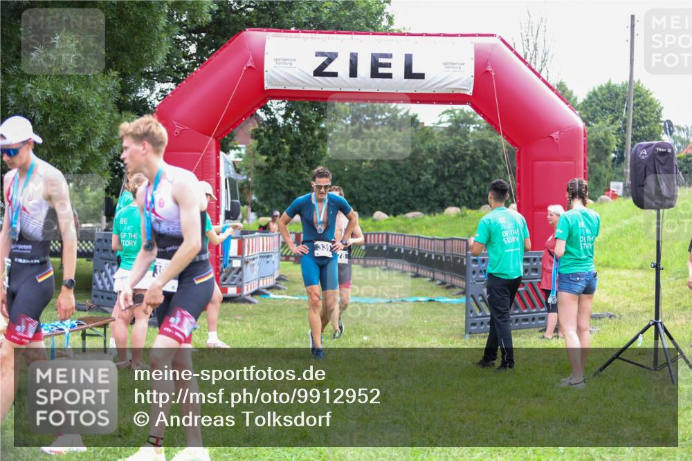 21.06.2026 - 29. Vierlanden-Triathlon Andreas Tolksdorf http://msf.ph/oto/9912952 21.06.2026 10:56:01 Ziel 210 meine-sportfotos.de