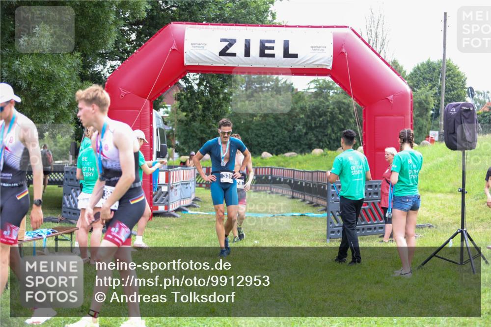 21.06.2026 - 29. Vierlanden-Triathlon Andreas Tolksdorf http://msf.ph/oto/9912953 21.06.2026 10:56:01 Ziel 210 meine-sportfotos.de