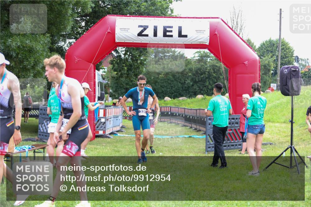 21.06.2026 - 29. Vierlanden-Triathlon Andreas Tolksdorf http://msf.ph/oto/9912954 21.06.2026 10:56:01 Ziel 210 meine-sportfotos.de