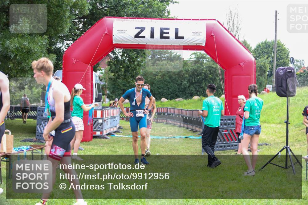 21.06.2026 - 29. Vierlanden-Triathlon Andreas Tolksdorf http://msf.ph/oto/9912956 21.06.2026 10:56:01 Ziel 210 meine-sportfotos.de