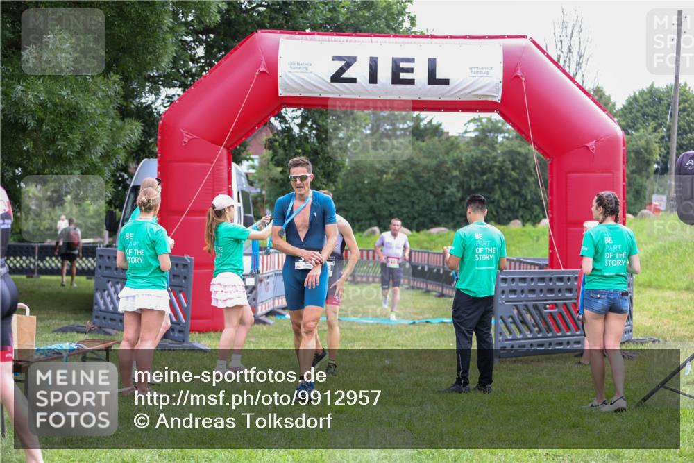 21.06.2026 - 29. Vierlanden-Triathlon Andreas Tolksdorf http://msf.ph/oto/9912957 21.06.2026 10:56:03 Ziel 210 meine-sportfotos.de
