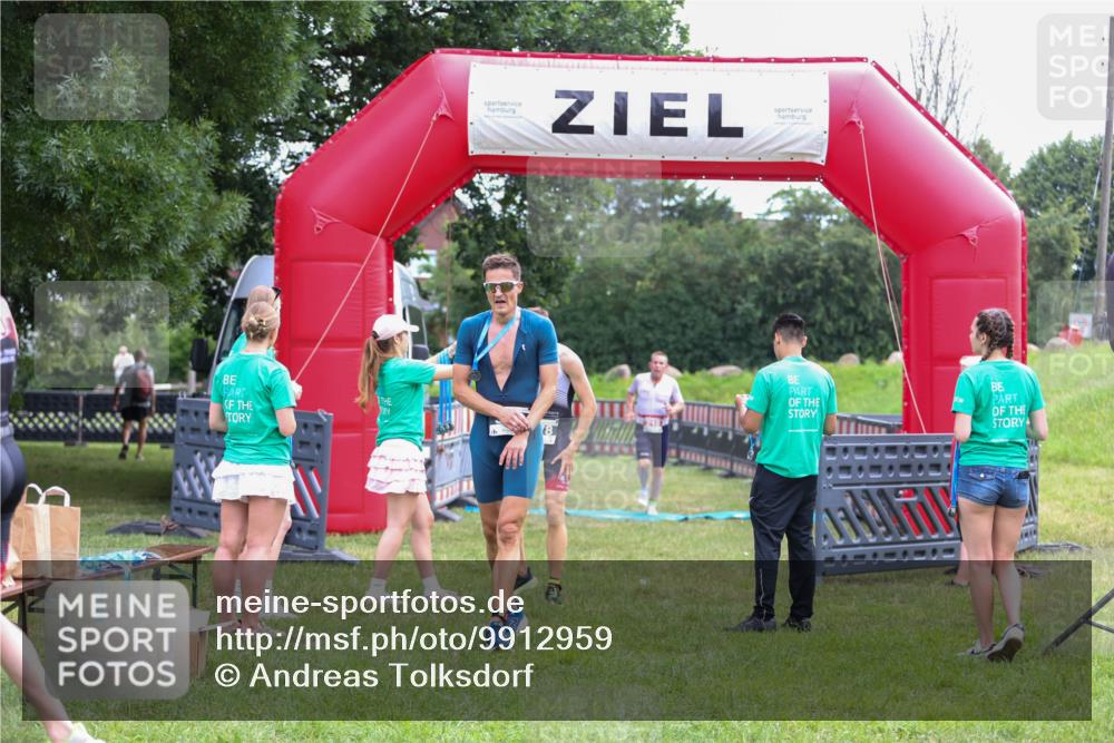 21.06.2026 - 29. Vierlanden-Triathlon Andreas Tolksdorf http://msf.ph/oto/9912959 21.06.2026 10:56:03 Ziel 210 meine-sportfotos.de