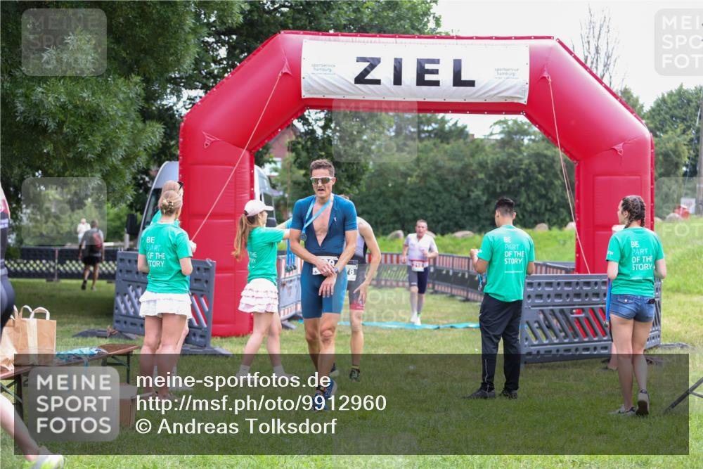 21.06.2026 - 29. Vierlanden-Triathlon Andreas Tolksdorf http://msf.ph/oto/9912960 21.06.2026 10:56:03 Ziel 210 meine-sportfotos.de