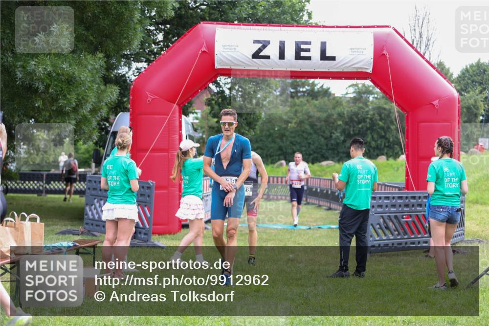 21.06.2026 - 29. Vierlanden-Triathlon Andreas Tolksdorf http://msf.ph/oto/9912962 21.06.2026 10:56:03 Ziel 210 meine-sportfotos.de
