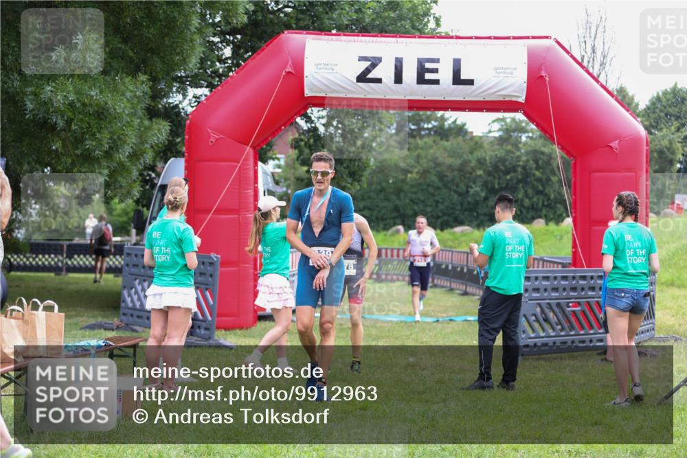 21.06.2026 - 29. Vierlanden-Triathlon Andreas Tolksdorf http://msf.ph/oto/9912963 21.06.2026 10:56:03 Ziel 210 meine-sportfotos.de