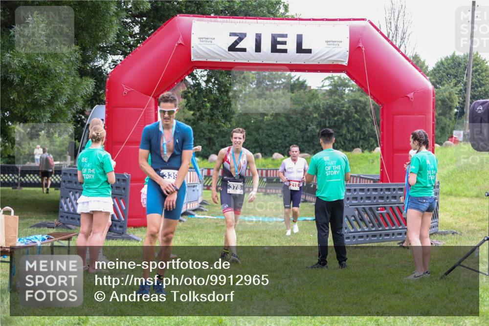 21.06.2026 - 29. Vierlanden-Triathlon Andreas Tolksdorf http://msf.ph/oto/9912965 21.06.2026 10:56:05 Ziel 210 meine-sportfotos.de
