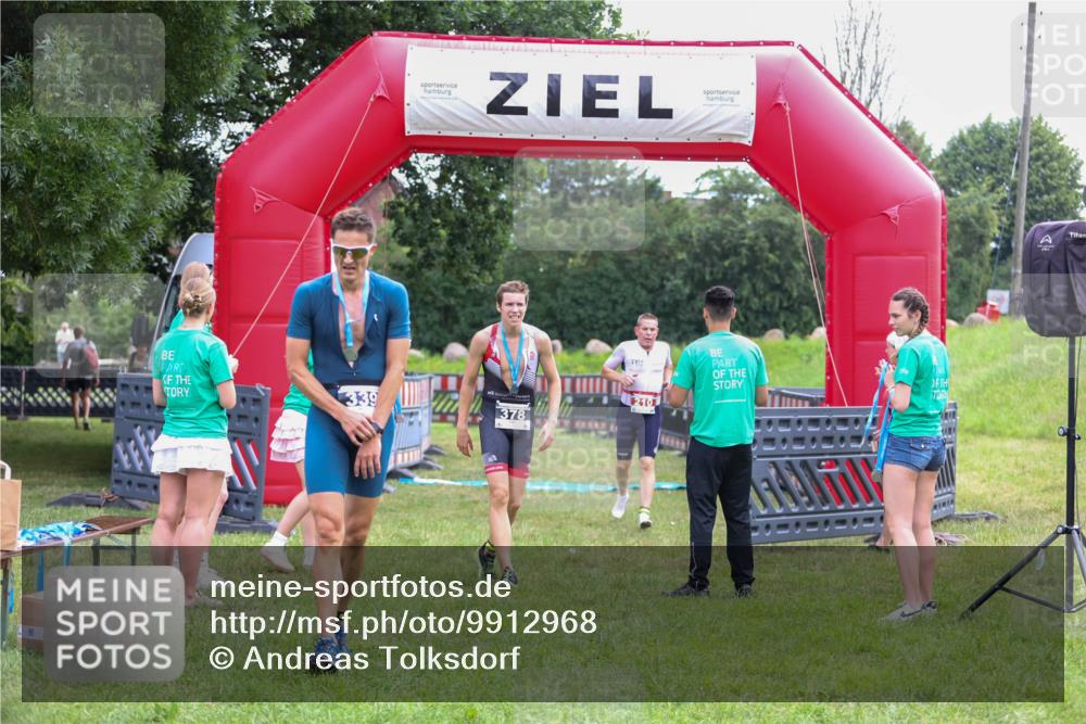 21.06.2026 - 29. Vierlanden-Triathlon Andreas Tolksdorf http://msf.ph/oto/9912968 21.06.2026 10:56:05 Ziel 210 meine-sportfotos.de