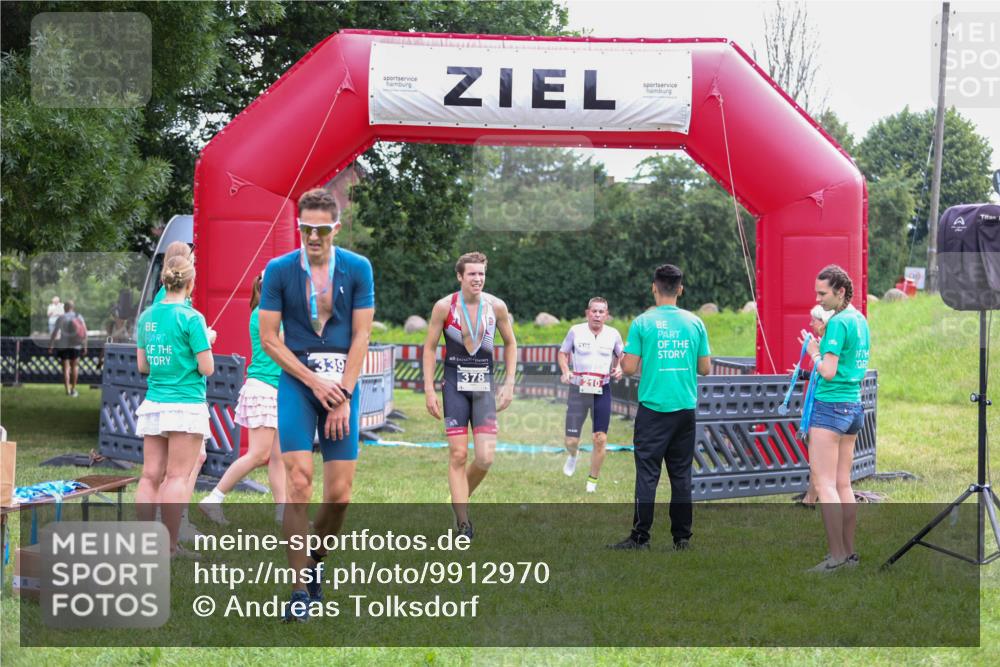 21.06.2026 - 29. Vierlanden-Triathlon Andreas Tolksdorf http://msf.ph/oto/9912970 21.06.2026 10:56:05 Ziel 210 meine-sportfotos.de