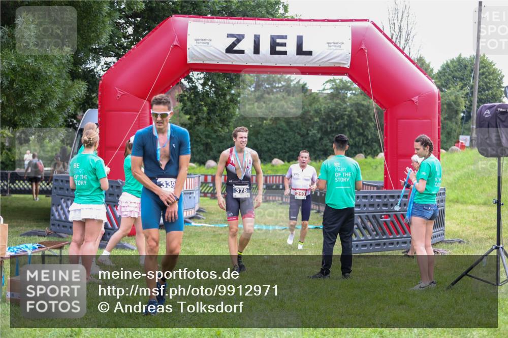 21.06.2026 - 29. Vierlanden-Triathlon Andreas Tolksdorf http://msf.ph/oto/9912971 21.06.2026 10:56:05 Ziel 210 meine-sportfotos.de