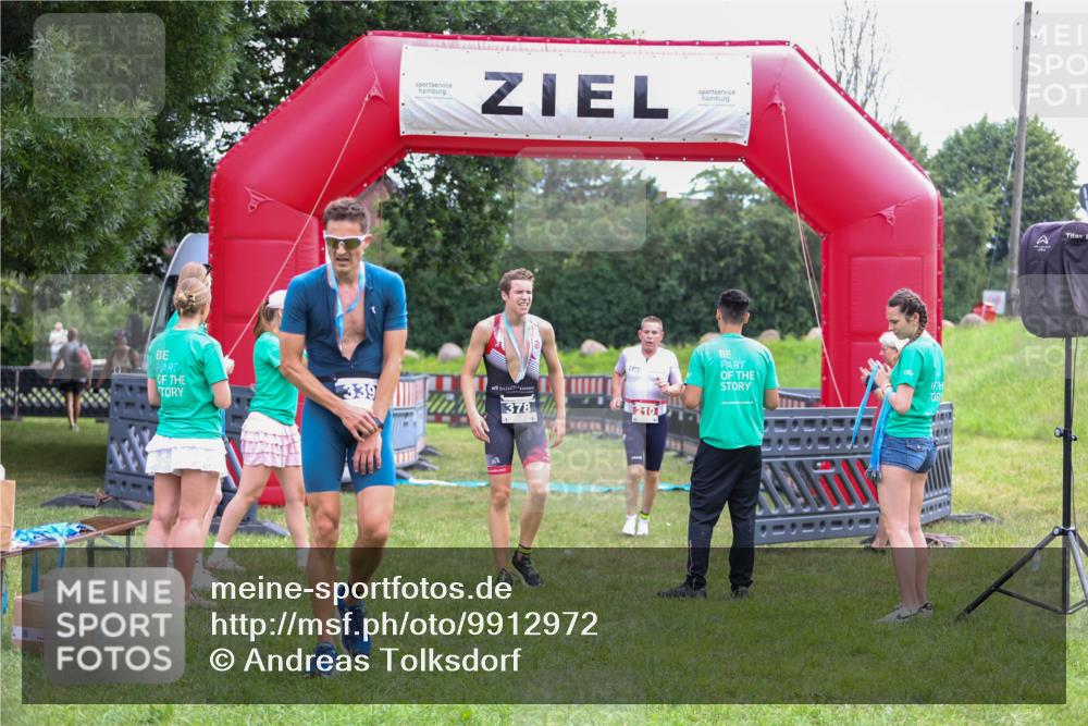 21.06.2026 - 29. Vierlanden-Triathlon Andreas Tolksdorf http://msf.ph/oto/9912972 21.06.2026 10:56:05 Ziel 210 meine-sportfotos.de