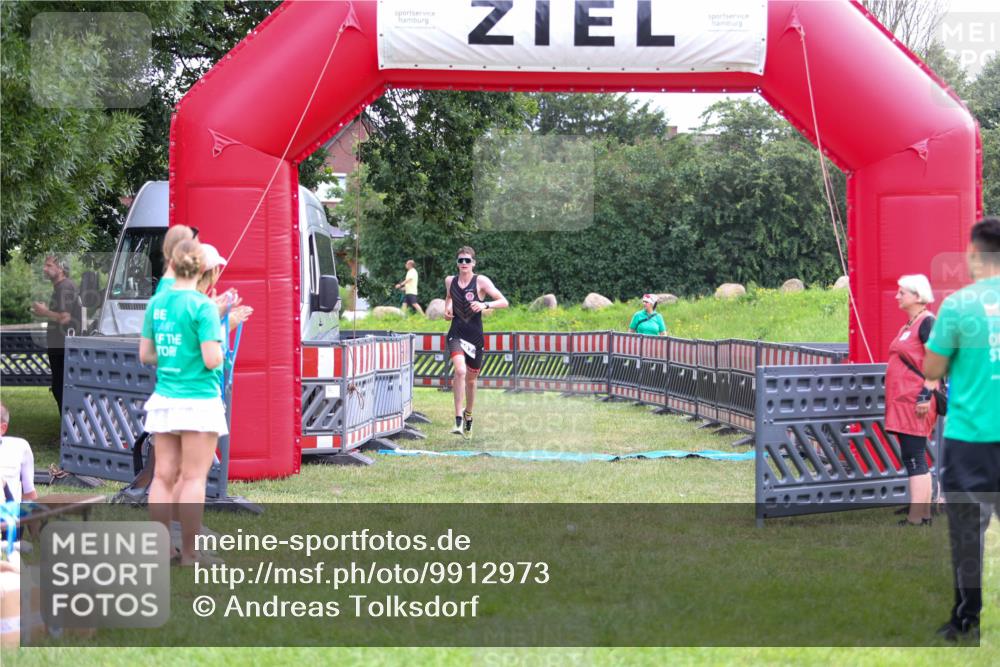 21.06.2026 - 29. Vierlanden-Triathlon Andreas Tolksdorf http://msf.ph/oto/9912973 21.06.2026 10:57:20 Ziel  meine-sportfotos.de