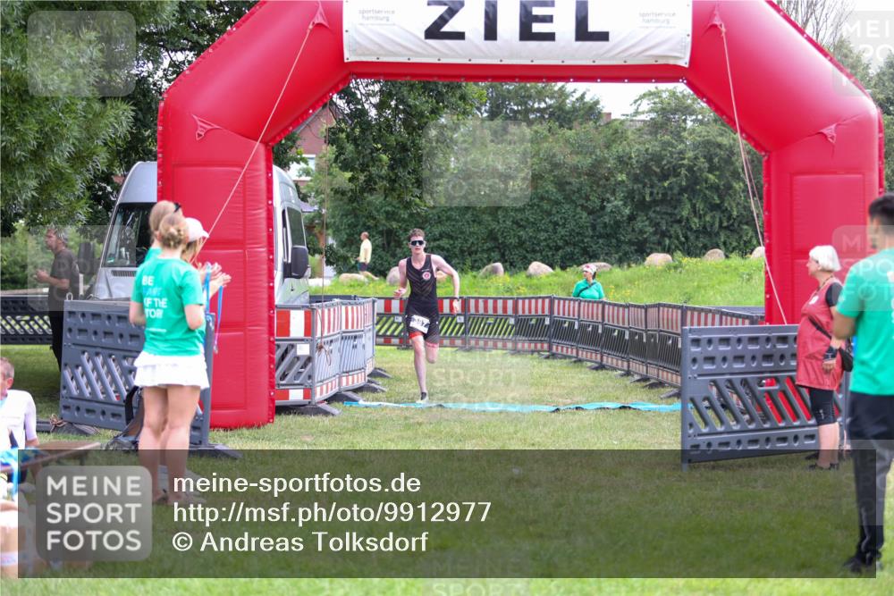 21.06.2026 - 29. Vierlanden-Triathlon Andreas Tolksdorf http://msf.ph/oto/9912977 21.06.2026 10:57:20 Ziel  meine-sportfotos.de