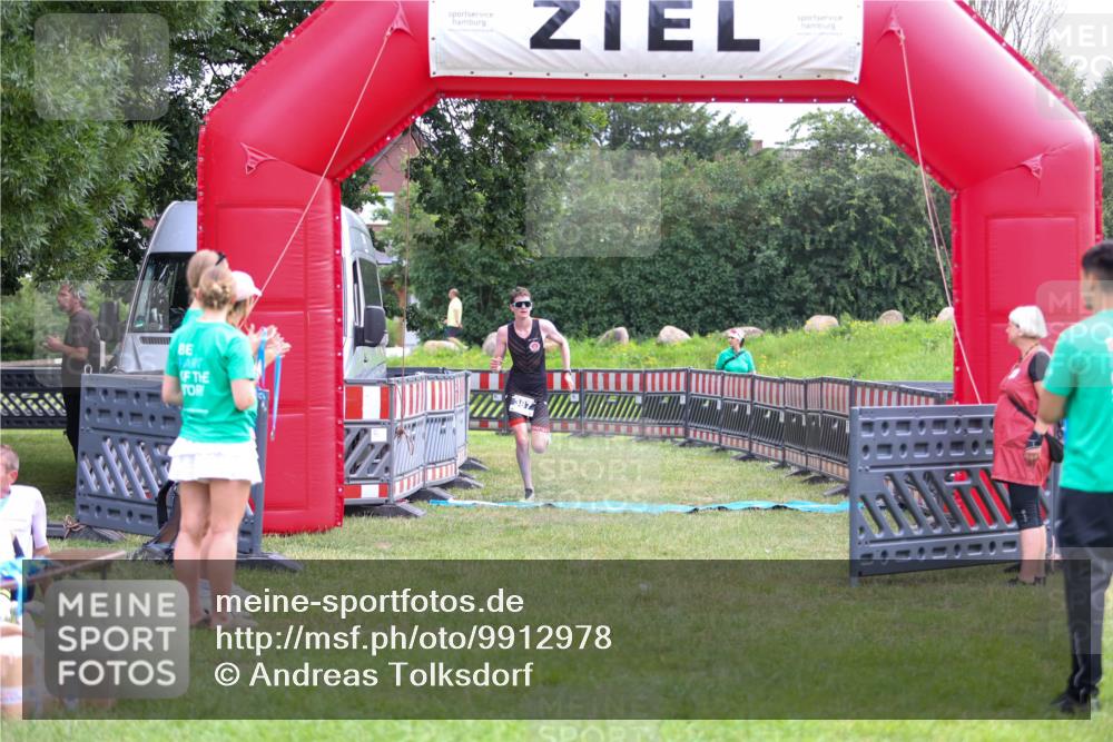 21.06.2026 - 29. Vierlanden-Triathlon Andreas Tolksdorf http://msf.ph/oto/9912978 21.06.2026 10:57:20 Ziel  meine-sportfotos.de