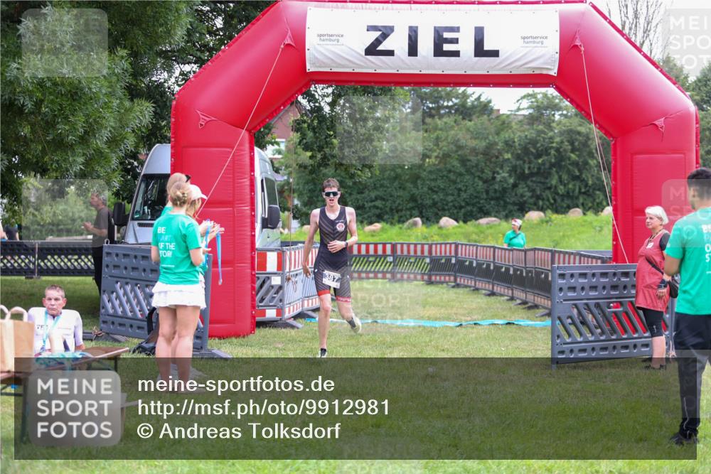 21.06.2026 - 29. Vierlanden-Triathlon Andreas Tolksdorf http://msf.ph/oto/9912981 21.06.2026 10:57:22 Ziel  meine-sportfotos.de