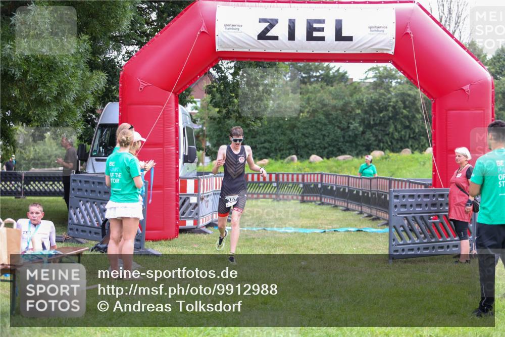 21.06.2026 - 29. Vierlanden-Triathlon Andreas Tolksdorf http://msf.ph/oto/9912988 21.06.2026 10:57:22 Ziel  meine-sportfotos.de