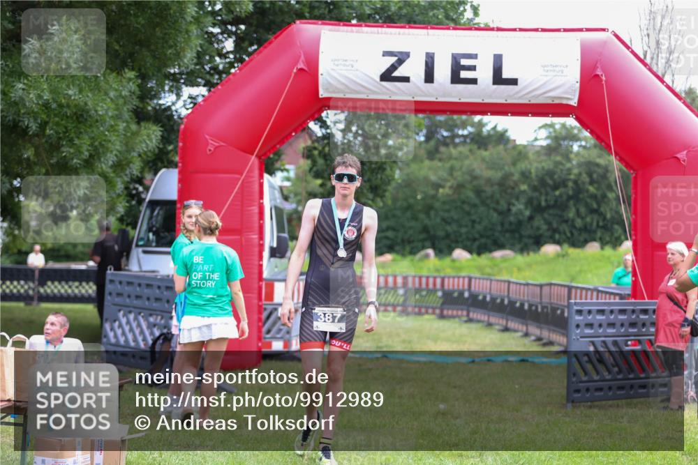 21.06.2026 - 29. Vierlanden-Triathlon Andreas Tolksdorf http://msf.ph/oto/9912989 21.06.2026 10:57:28 Ziel  meine-sportfotos.de