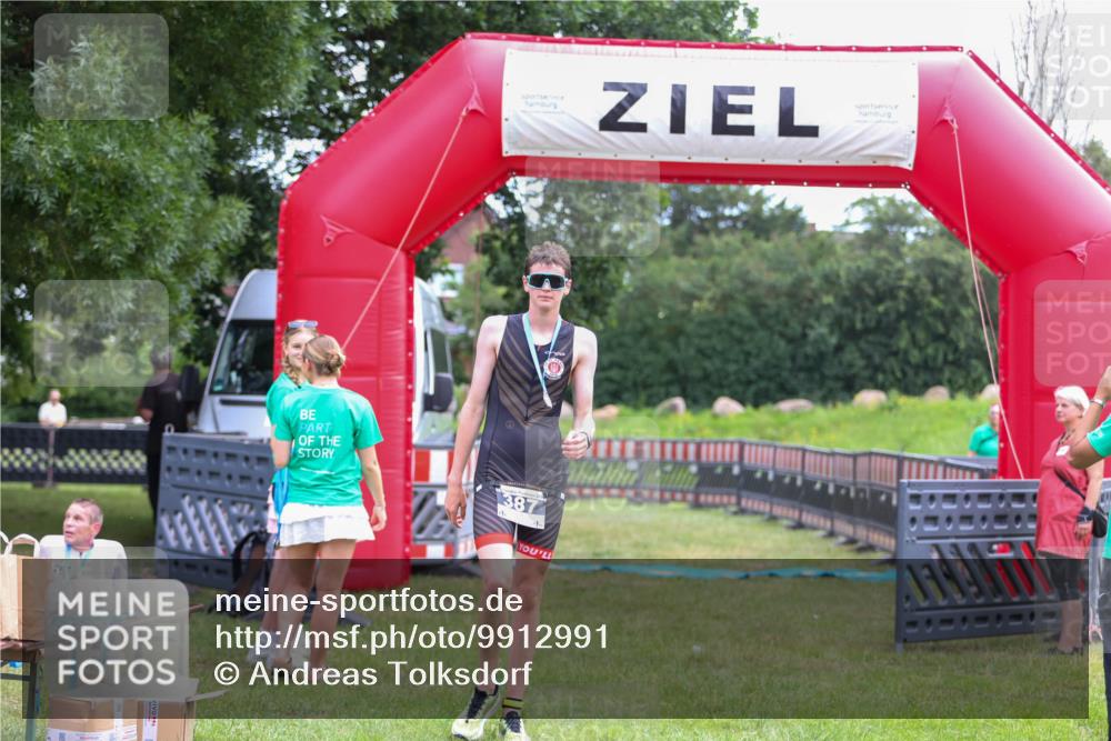 21.06.2026 - 29. Vierlanden-Triathlon Andreas Tolksdorf http://msf.ph/oto/9912991 21.06.2026 10:57:28 Ziel  meine-sportfotos.de