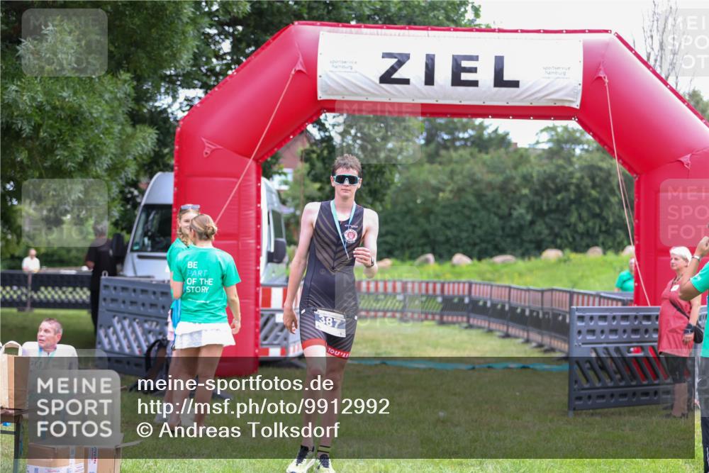 21.06.2026 - 29. Vierlanden-Triathlon Andreas Tolksdorf http://msf.ph/oto/9912992 21.06.2026 10:57:28 Ziel  meine-sportfotos.de