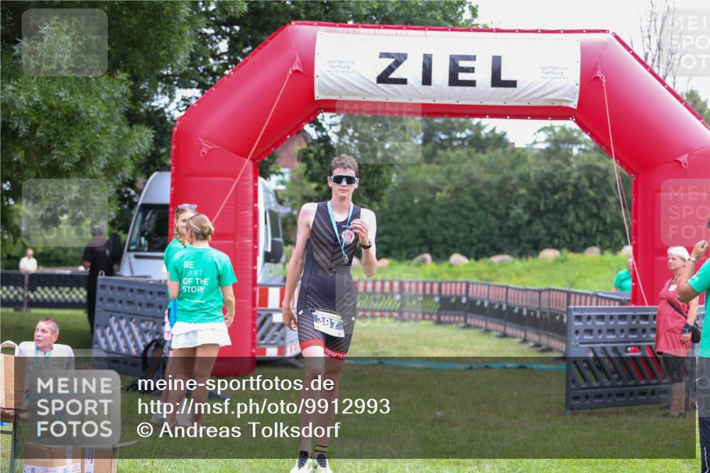 21.06.2026 - 29. Vierlanden-Triathlon Andreas Tolksdorf http://msf.ph/oto/9912993 21.06.2026 10:57:28 Ziel  meine-sportfotos.de