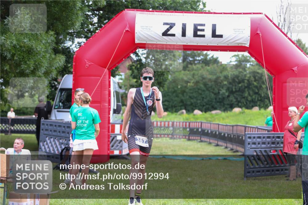 21.06.2026 - 29. Vierlanden-Triathlon Andreas Tolksdorf http://msf.ph/oto/9912994 21.06.2026 10:57:28 Ziel  meine-sportfotos.de
