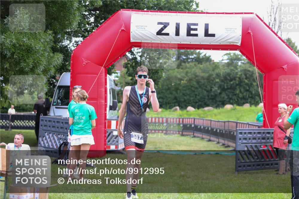 21.06.2026 - 29. Vierlanden-Triathlon Andreas Tolksdorf http://msf.ph/oto/9912995 21.06.2026 10:57:28 Ziel  meine-sportfotos.de