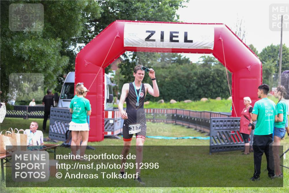 21.06.2026 - 29. Vierlanden-Triathlon Andreas Tolksdorf http://msf.ph/oto/9912996 21.06.2026 10:57:29 Ziel  meine-sportfotos.de