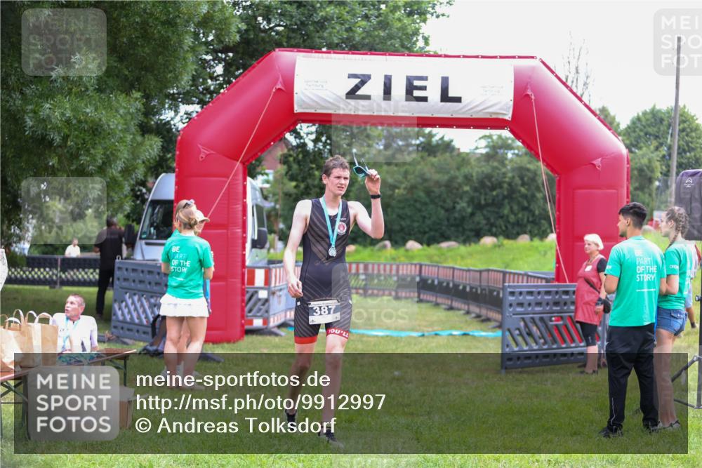 21.06.2026 - 29. Vierlanden-Triathlon Andreas Tolksdorf http://msf.ph/oto/9912997 21.06.2026 10:57:29 Ziel  meine-sportfotos.de