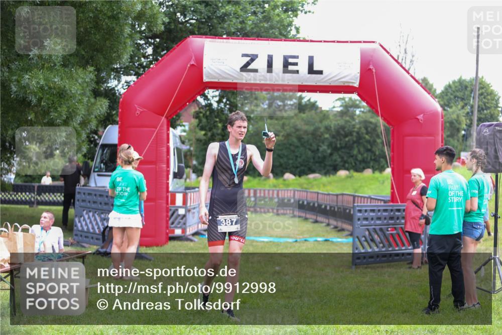 21.06.2026 - 29. Vierlanden-Triathlon Andreas Tolksdorf http://msf.ph/oto/9912998 21.06.2026 10:57:29 Ziel  meine-sportfotos.de