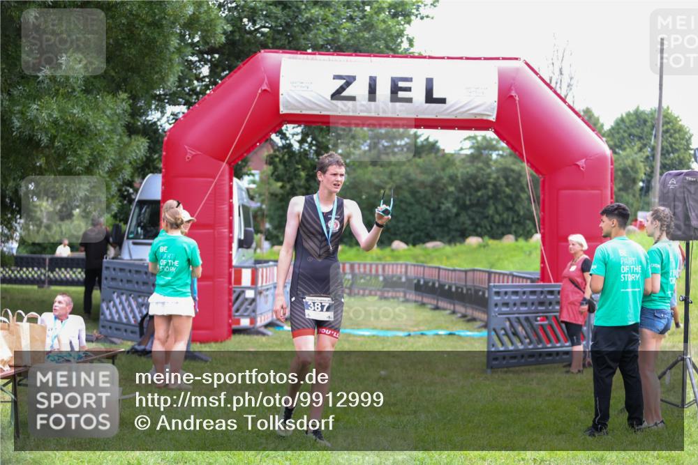21.06.2026 - 29. Vierlanden-Triathlon Andreas Tolksdorf http://msf.ph/oto/9912999 21.06.2026 10:57:29 Ziel  meine-sportfotos.de