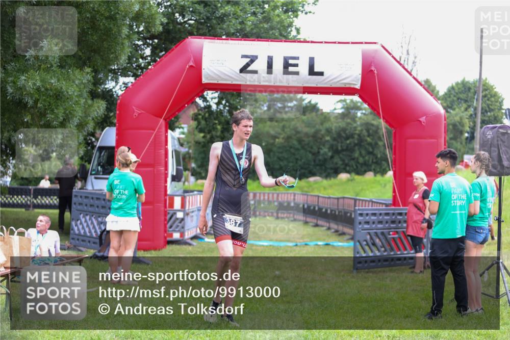 21.06.2026 - 29. Vierlanden-Triathlon Andreas Tolksdorf http://msf.ph/oto/9913000 21.06.2026 10:57:29 Ziel  meine-sportfotos.de
