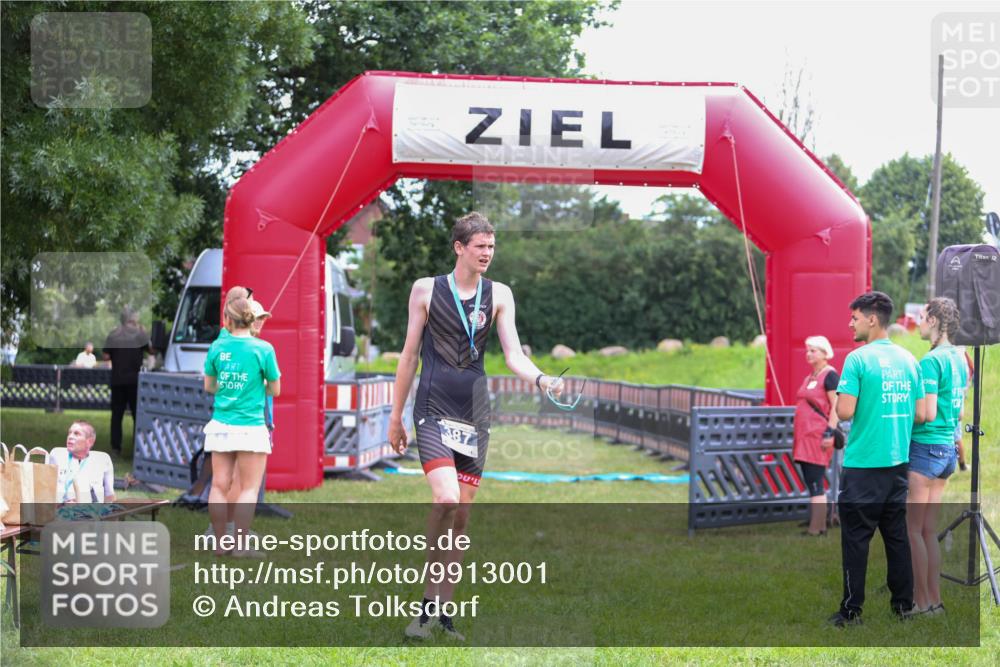 21.06.2026 - 29. Vierlanden-Triathlon Andreas Tolksdorf http://msf.ph/oto/9913001 21.06.2026 10:57:29 Ziel  meine-sportfotos.de