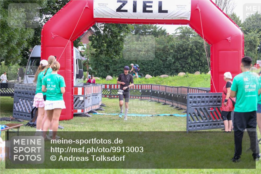 21.06.2026 - 29. Vierlanden-Triathlon Andreas Tolksdorf http://msf.ph/oto/9913003 21.06.2026 10:58:58 Ziel 326 meine-sportfotos.de